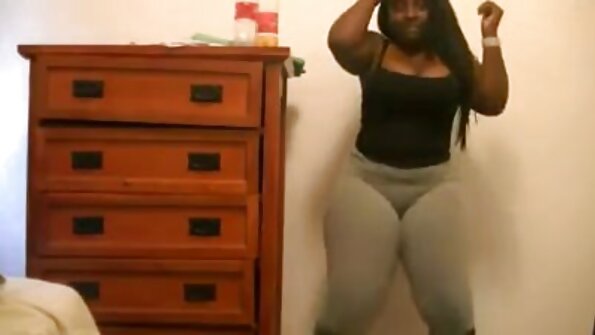 Blondine in rosa Socken leckt pornofilm mit reifen frauen den Anus eines Mannes und steckt ihm dann Küsse in den Arsch