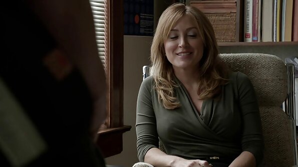 Mädchen fickt reife sexfilme im Wohnzimmer ihrer Vorfahren küsst sich und bringt ihren Freund zu ihr