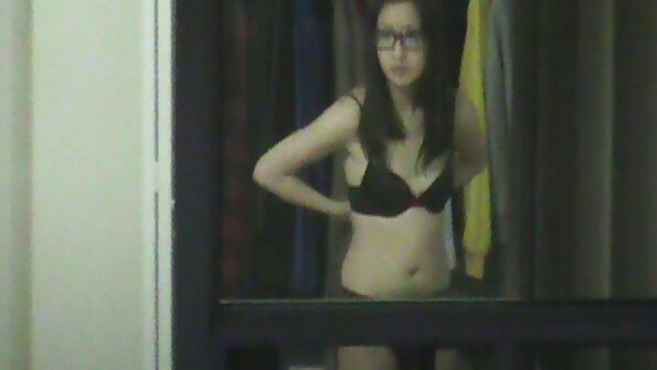 Mädchen reitet mit ihrem Arsch auf sexfilme reife frauen einem Schwanz