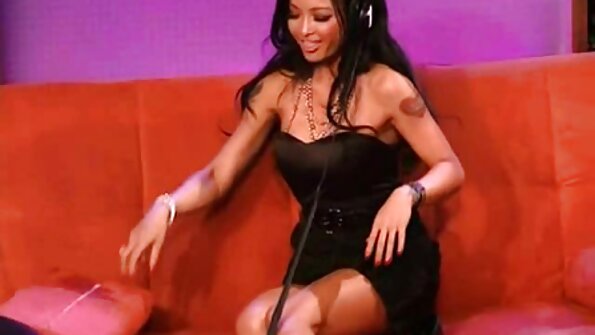 Er verwandelte pornos mit älteren frauen kostenlos das Mädchen in ein Zuhause