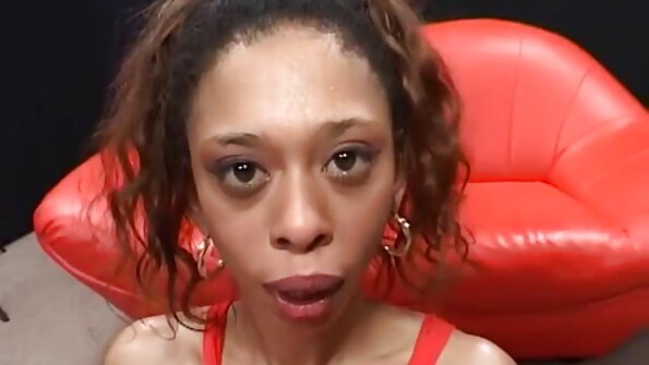 Schmutziges Mädchen fickt auf ihre pornofilm mit reifen frauen großen Titten.