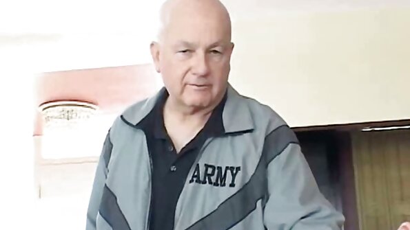 Die überschwängliche Nina Elle liebt es, Kindern einen deutsche reife frauen porno Kuss beizubringen