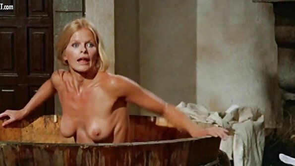 Ich trinke Urin aus reife blonde porno der Scheide.