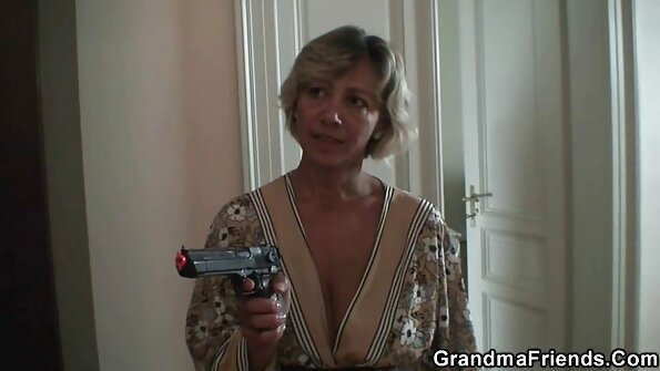 Was sein Klassenkamerad tut, ist sexfilm mit alten frauen ein Schock.