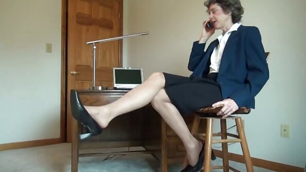 Wir versteckten uns hinter porno ü50 dem Betonzaun und begannen einen Kuss