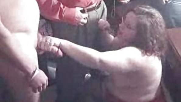 er küsste den sexfilme mit älteren damen Arsch des Babys, während sie schrie.