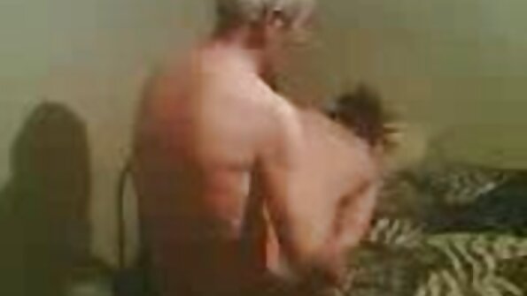 Er kostenlose pornofilme von reifen frauen schnappt sich eine Hand und schiebt ein gefesseltes Mädchen in ihren Arsch.