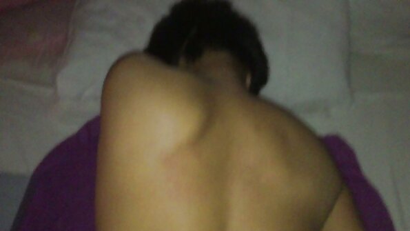 Fick die Klitoris und sexfilme von reifen frauen stecke ihre Finger in den Mund der Katze